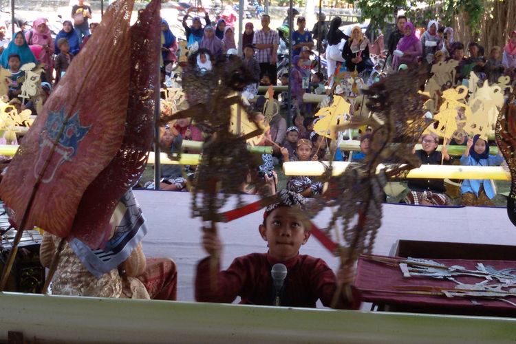 Dalang cilik Kevin Rabbani, 11 tahun, pelajar kelas 6 SD Muhammadiyah Mutihan, Wates, Kulon Progo, DI Yogyakarta. Ia memainkan cerita pertempuran Setijo dan Gatotkaca pada puncak bersih desa atau merti desa yang berlangsung di Desa Tayuban, Panjatan, Kulon Progo. Ratusan anak asal Tayuban menyaksikan sekaligus ikut menirukan aksi Kevin.