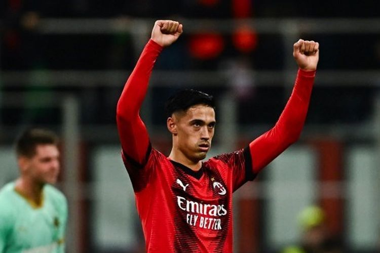 Gelandang Milan, Tijjani Reijnders, berselebrasi seusai mengemas gol untuk timnya dalam leg pertama 16 besar Liga Europa 2023-2024 antara Milan vs Slavia Praha di Stadion San Siro pada 7 Maret 2024.