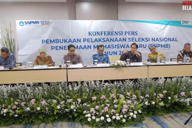 Ketua Tim Penanggung Jawab Seleksi Nasional Penerimaan Mahasiswa Baru (SNPMB), Prof. Mochamad Ashari saat paparan pembukaan pelaksanaan SNMPB 2023, Selasa (10/1/2023).