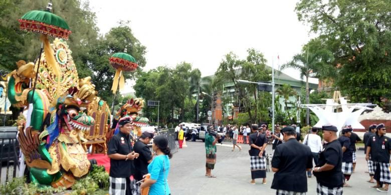 Pecalang (petugas keamanan adat) berjaga di acara Denpasar Festival 2016 yang berlangsung 28-31 Desember 2016.