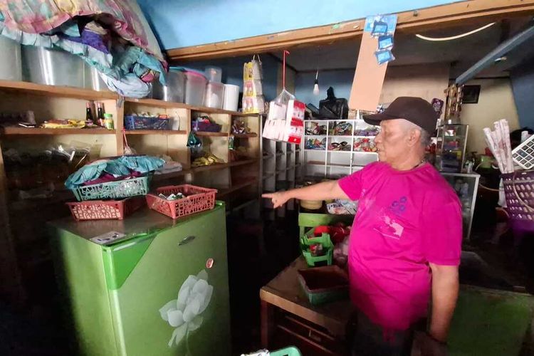 Koko Qorib (70) menunjukan bagaimana luapan sungai Citarum yang terjadi Kamis malam memporak-porandakan warungnya di Desa Cilampeni, Kecamatan Katapang, Kabupaten Bandung, Jawa Barat, Jumat (5/12/2025)