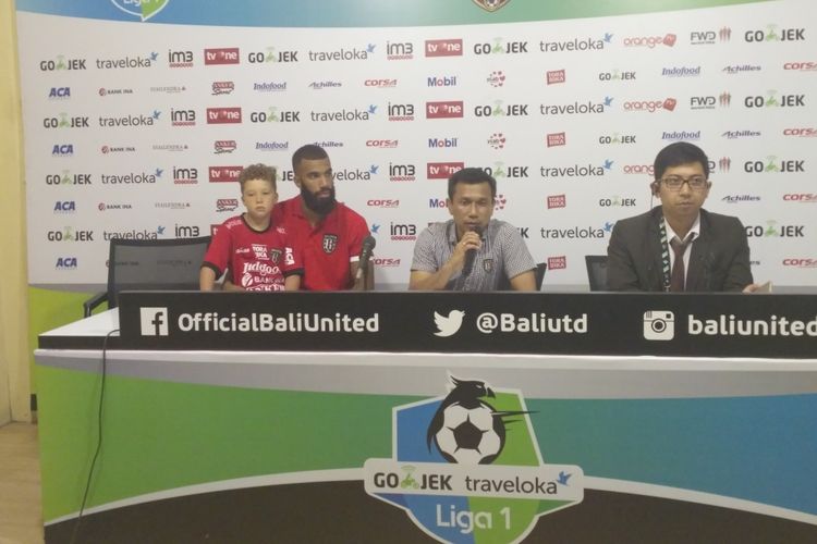 Pelatih Bali United, Widodo C Putro (tengah), saat memberikan keterangan pers seusai pertandingan menghadapi Madura United.