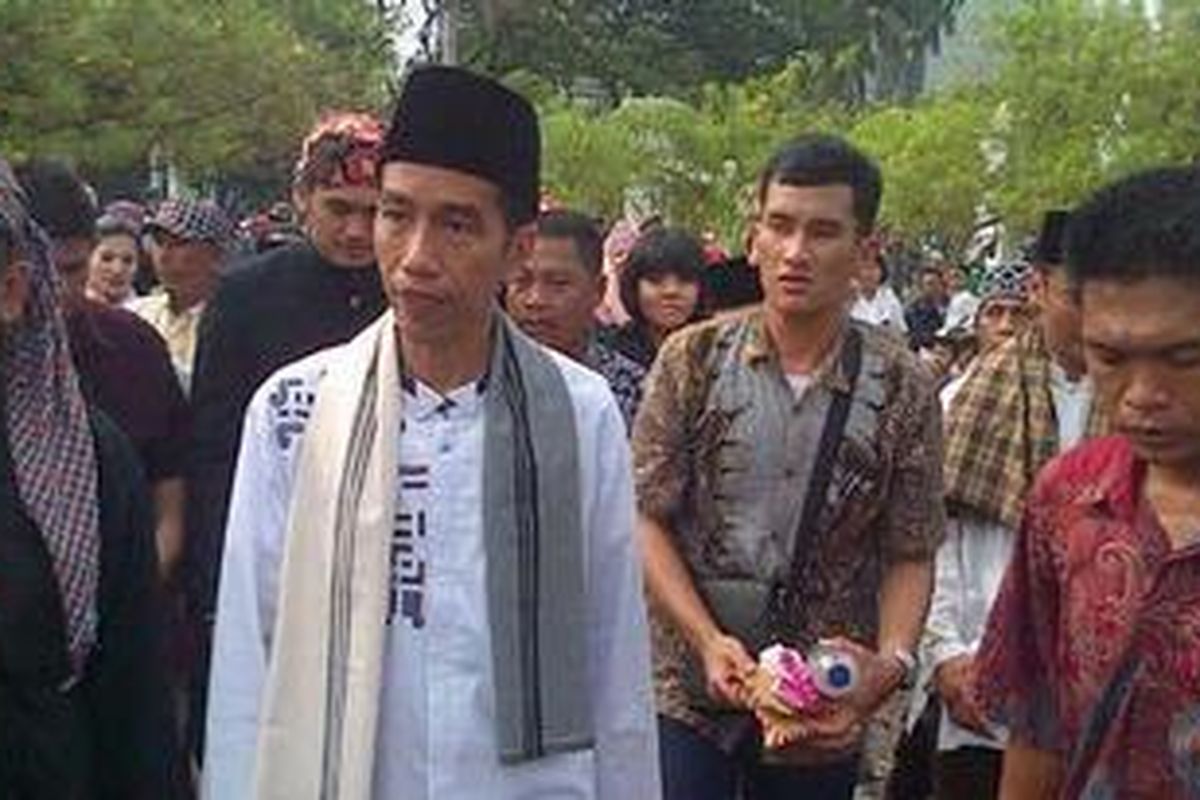 Gubernur DKI Jakarta, Joko Widodo saat mengikuti Kirab Budaya Jakarta, Minggu (28/10/2012), di sekitar tugu Monas, Jakarta. 