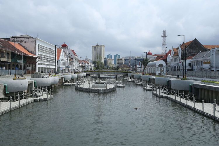 Revitalisasi wajah baru Kali Krukut di kawasan Kali Besar, Kota Tua, Jakarta, Jumat (9/2/2018). Penataan Kali Besar ini terinspirasi dari penataan Sungai Cheonggyecheon di Korea Selatan. Dengan penataan yang semenarik mungkin, kawasan Kali Besar diharapkan jadi tujuan wisatawan ke Kota Tua selain Museum Fatahillah.