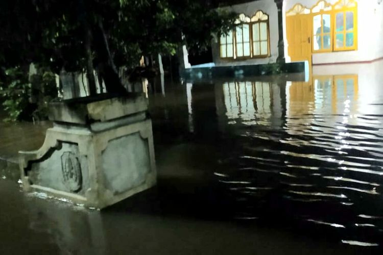 Rumah warga di Desa Tawangrejo, Kecamatan Wonodadi, Kabupaten Blitar terendam air yang meluap dari sungai di tetangga desa, Selasa (19/4/2022)