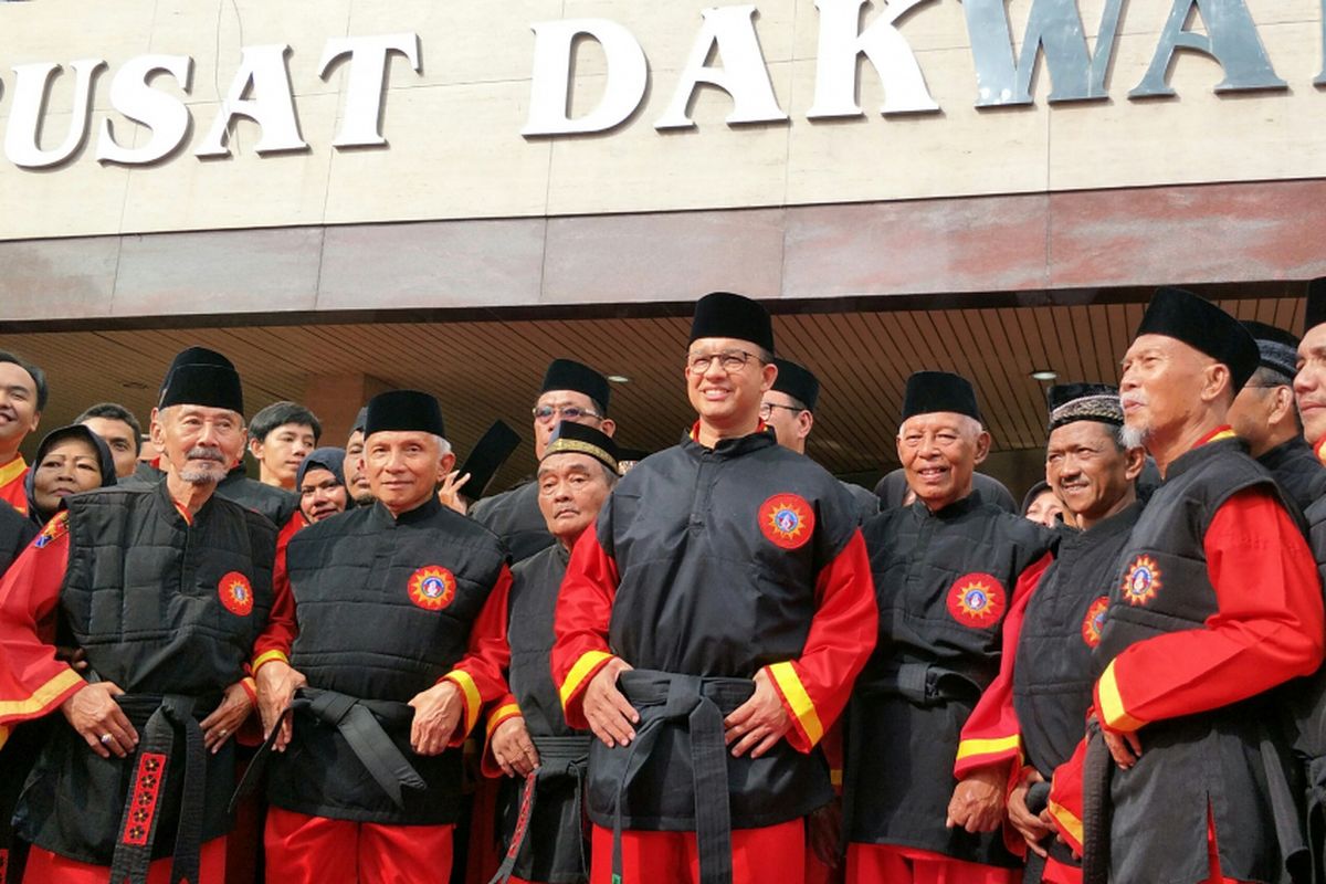 Gubernur DKI Jakarta Anies Baswedan dan Dewan Penasihat Perguruan Seni Bela Diri Tapak Suci Putera Muhammadiyah Amien Rais saat upacara pengukuhan Anies menjadi pendekar utama kehormatan di halaman Gedung Pusat Dakwah Muhammadiyah, Jalan Menteng Raya, Minggu (11/2/2018).