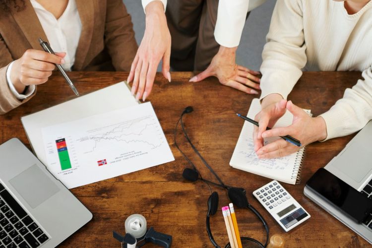 Ilustrasi karyawan sedang bekerja.