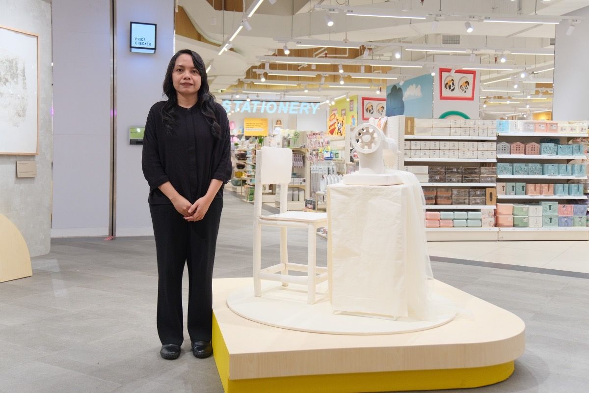 Veronica Liana, Pemenang Grand Prize untuk kategori Umum MR.D.I.Y. Regional Art Competition 2026, berfoto bersama karyanya, "Rupa Tan Matra #3".