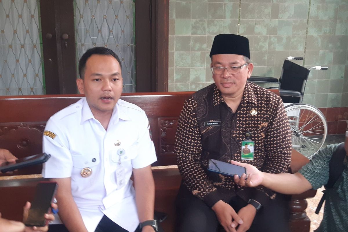Wali Kota Solo Respati Ardi didampingi Kepala Kemenag Solo, Ahmad Ulin Nur Hafsun dalam konferensi pers di Rumah Dinas Loji Gandrung Solo, Jawa Tengah, Rabu (4/6/2025).