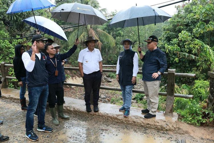 Pemerintah Provinsi (Pemprov) Banten melalui Dinas Pekerjaan Umum dan Penataan Ruang (PUPR) Banten menginisiasi program Bangun Jalan Mantap untuk Rakyat (Baja Mantra) sebagai salah satu upaya dalam menangani kemiskinan ekstrem di wilayahnya.
