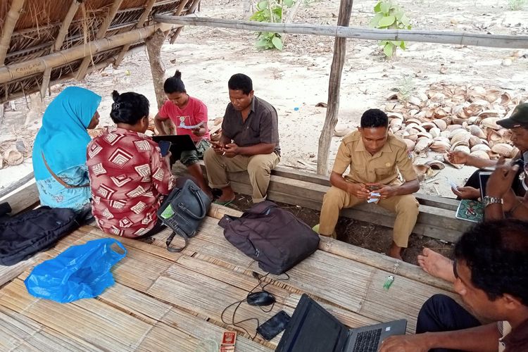 Foto : Para guru sekolah dasar inpres (SDI) 92 Bean, Kecamatan Buyasuri, Kabupaten Lembata, NTT, harus ke kebun untuk bisa mendapatkan jaringan internet, pada Rabu (17/11/2021).