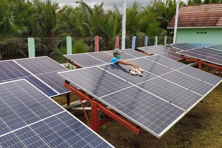 Petugas membersihkan panel surya pada instalasi Pembangkit Listrik Tenaga Hybrid (PLTH) di Dusun Bondan, Desa Ujungalang, Kecamatan Kampung Laut, Kabupaten Cilacap, Jawa Tengah.