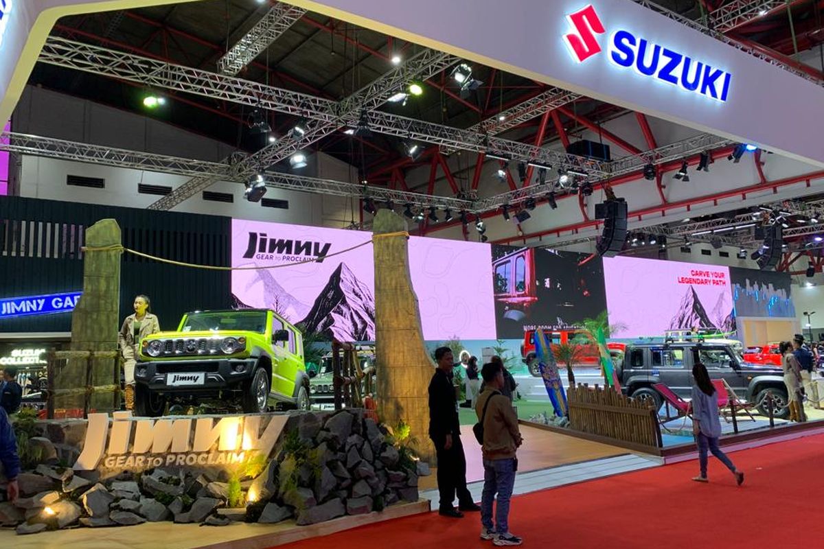 Ilustrasi booth Suzuki yang menampilkan Jimny 5 pintu