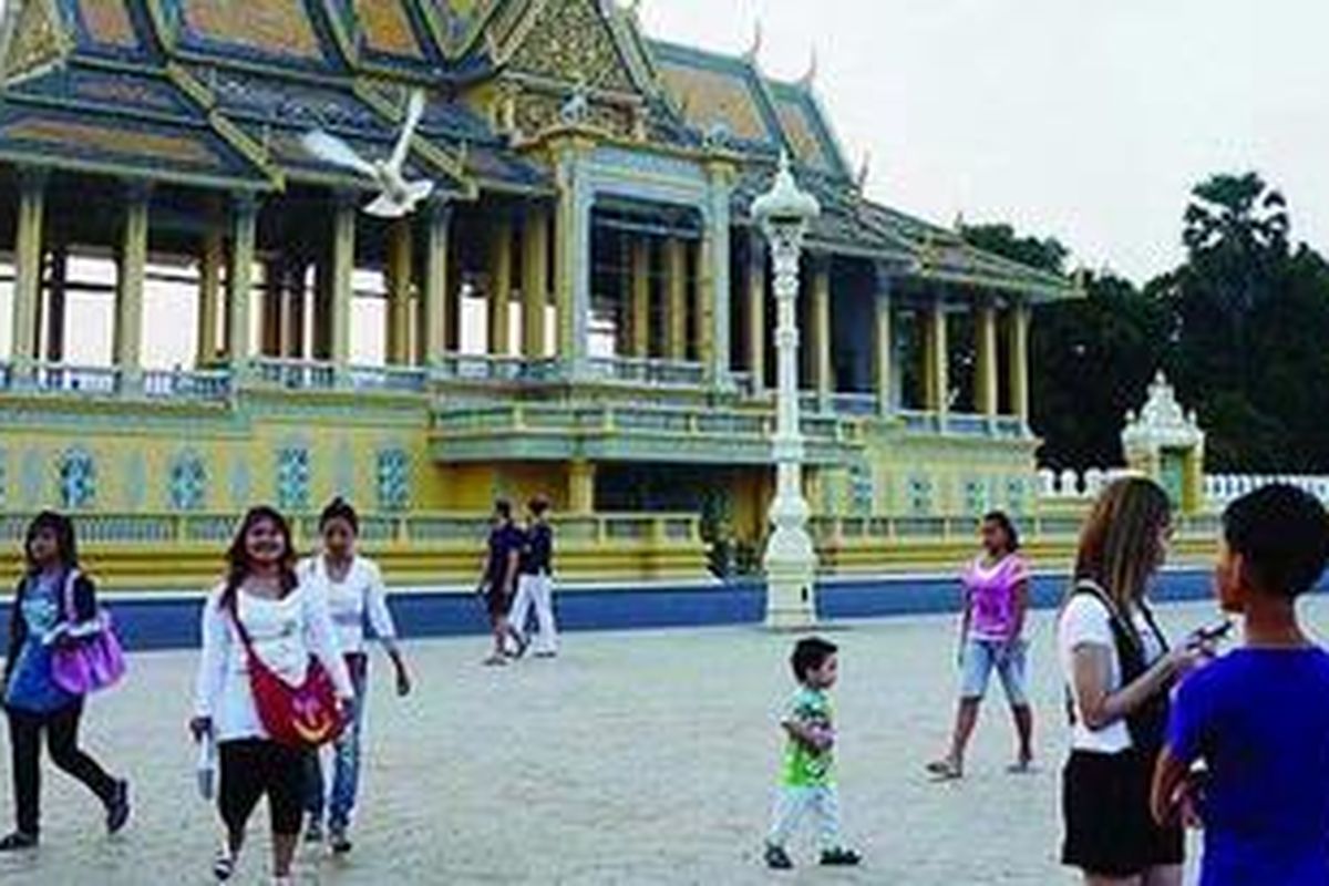 Sejumlah warga dan wisatawan menikmati waktu senja di halaman depan Royal Palace Cambodia, Senin (17/1/2011). Pariwisata Kamboja kini mulai menggeliat dan memberikan angin segar bagi warga Kamboja yang menjalankan usahanya di bidang pariwisata, terutama sejak konflik politik dan perang saudara yang mulai mereda selama empat tahun terakhir.