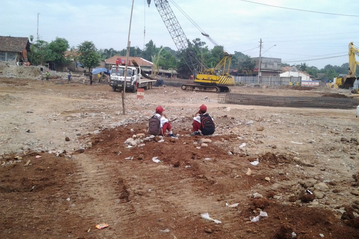 Anak-anak tengah melihat pembangunan tol di Kaliwungu Kendal.