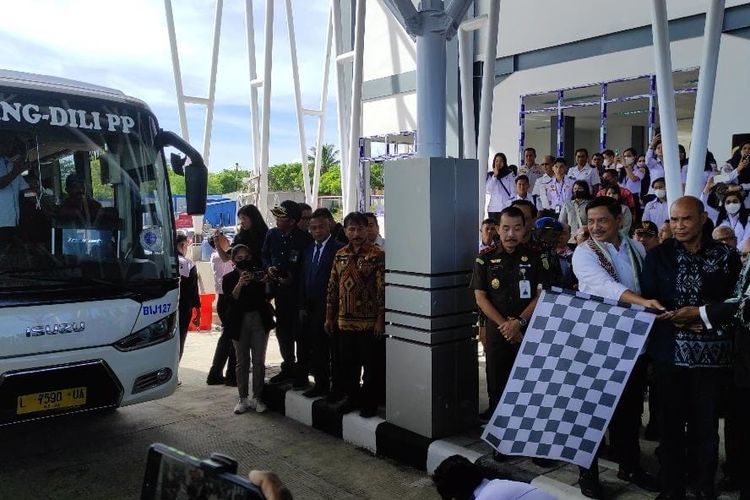 Gubernur NTT Viktor Bungtilu Laiskodat, Direktur Jendral Perhubungan Darat Hendro Sugianto dan Direktur Jendral Transportasi dan Komunikasi Timor Leste, Contantino Fereira Soarez, melepas bus pertama rute Kupang-Dili