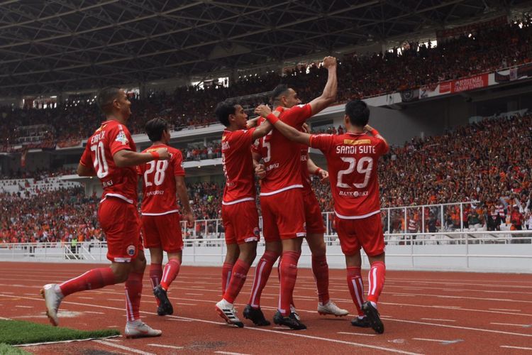 Penyerang Persija Jakarta Marko Simic bersama rekan-rekannya merayakan gol ke gawang Mitra Kukar pada laga terakhir Liga 1 di Stadion Utama Gelora Bung Karno, Jakarta, Minggu (9/12/2018). Laga tersebut dimenangkan Persija dengan skor 2-1. Kemenangan itu memastikan Persija juara Liga 1 2018.