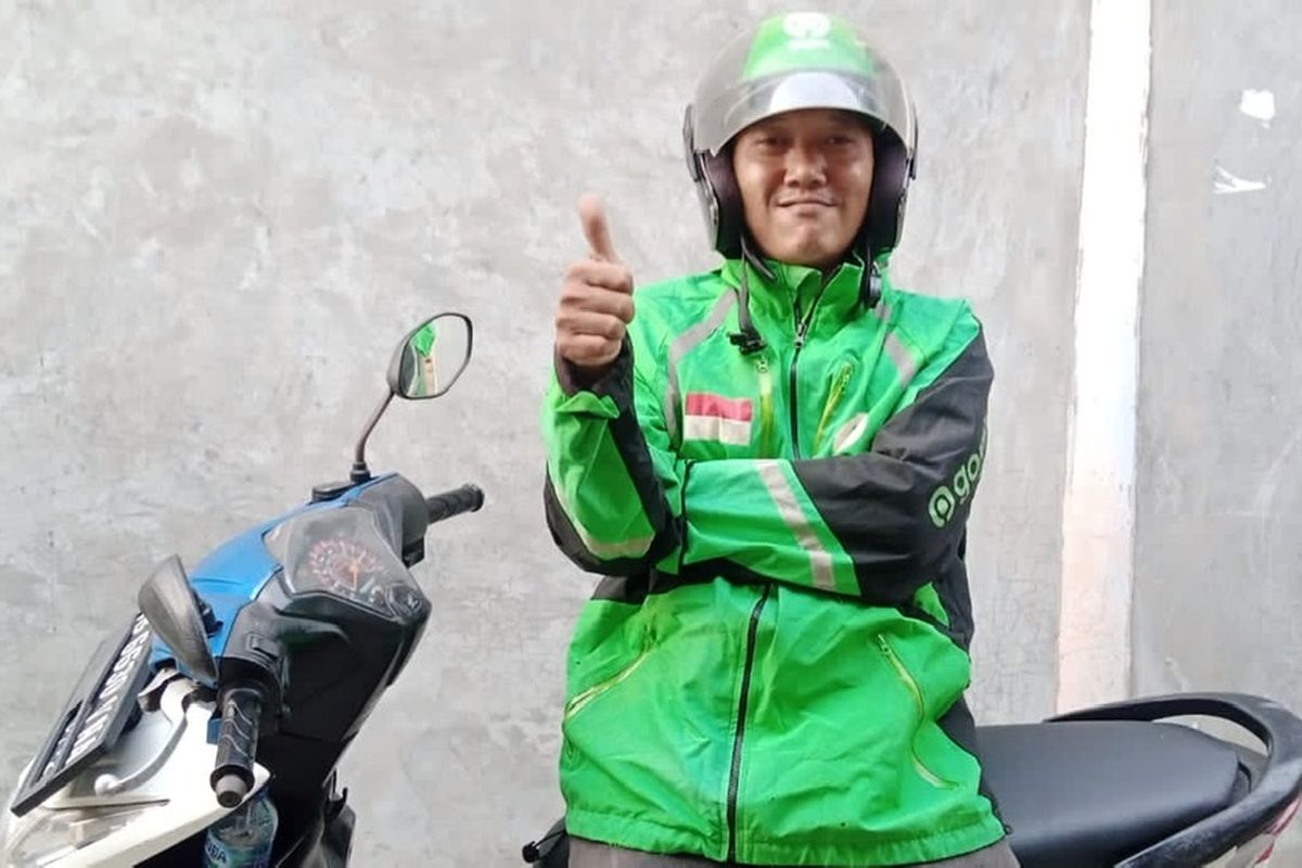 Hendra Tohjaya (41), driver Gojek asal Tangerang, Banten bertahan dan bangkit melawan pandemi Covid-19. Berkat Gojek, ia bisa tetap memiliki pendapatan setelah kehilangan pekerjaannya.
