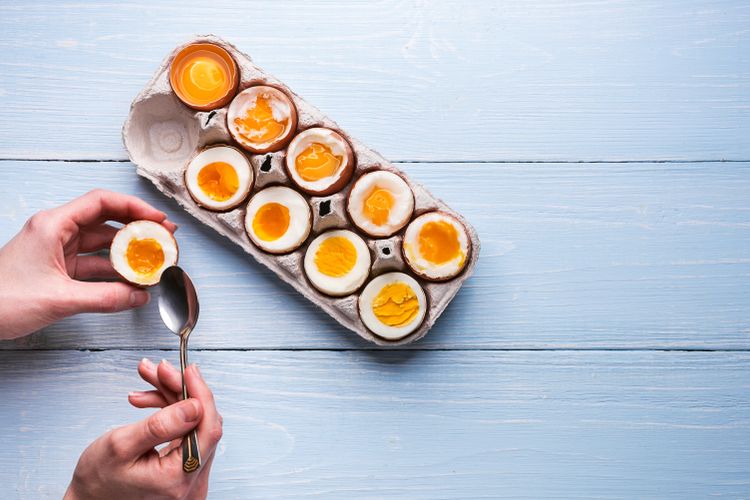 Ilustrasi telur rebus. Durasi merebus akan memengaruhi tingkat kematangan. 
