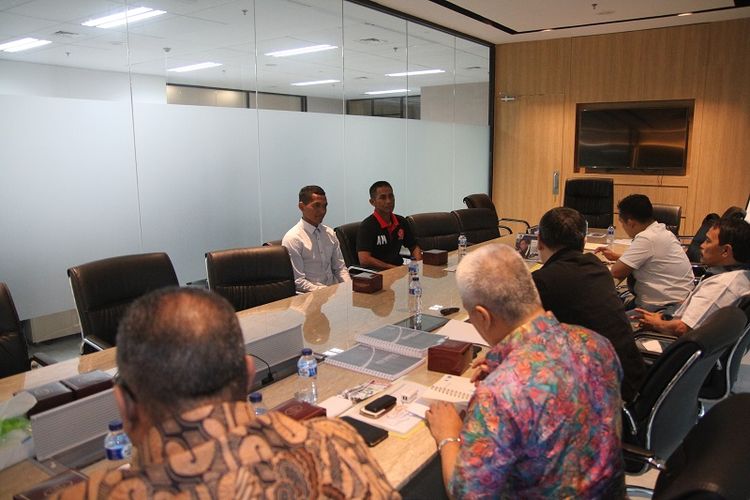 Pemain PS TNI, Abduh Lestaluhu, menghadiri pertemuan dengan Komdis PSSI, Kamis (4/5/2017).