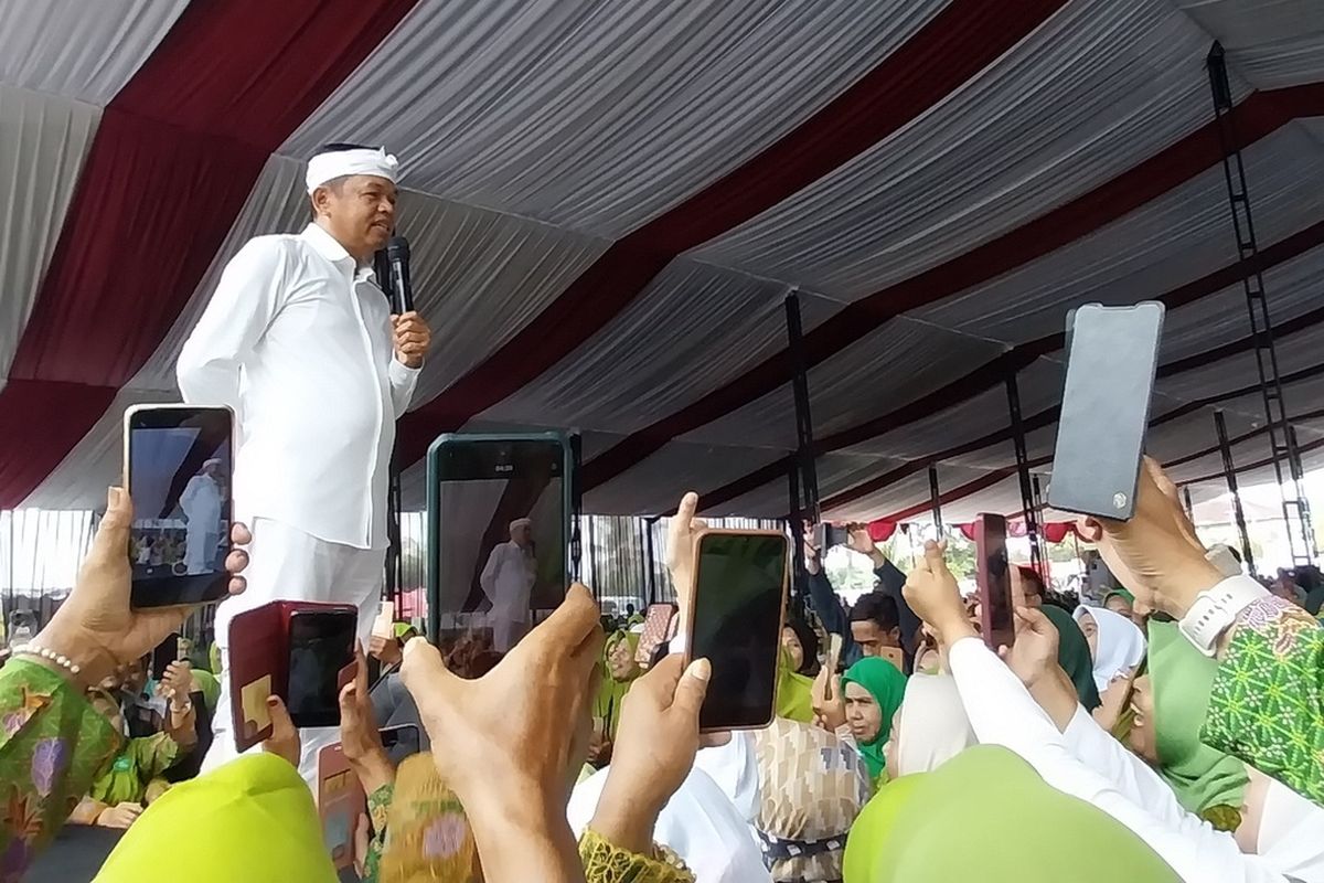 Gubernur Jawa Barat, Dedi Mulyadi, saat bertemu dengan ibu-ibu warga Muslimat Nahdlatul Ulama (NU) di Kabupaten Tasikmalaya, Jawa Barat, Sabtu (5/4/2025).