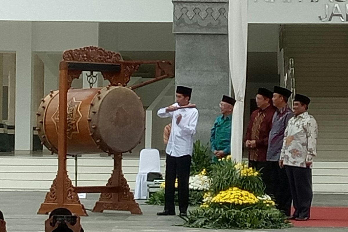 Presiden RI Joko Widodo memukul bedug sebagai tanda peresmian Masjid Raya KH Hasyim Asyari Jakarta di Jakarta Barat, Sabtu (15/4/2017)