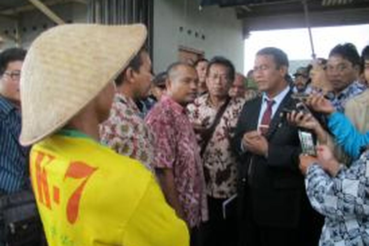 Menteri Pertanian Amran Sulaiman usai mengunjungi penggilingan padi Ngudi Makmur di Gangsiran Madurejo, Prambanan, Sleman dan penggilingan padi di Bowan Delanggu, Klaten, Jumat (24/4/2015) petang.
