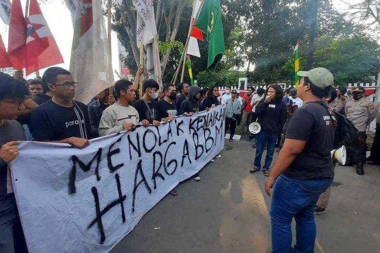 Sejumlah mahasiswa menggelar aksi unjuk rasa menolak kenaikan harga BBM di depan gedung DPRD Banten. Aksinya dilakukan dengan cara membakar ban dan menurup satu jalur jalan Syekh Nawawi Al Bantani.