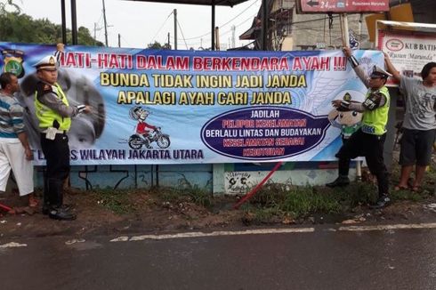 Spanduk Keselamatan Berkendara yang Menggelitik di Jakarta Utara...