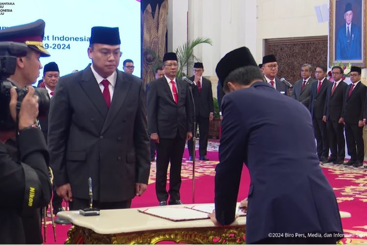 Presiden Joko Widodo menandatangani berita acara pelantikan Angga Raka Prabowo sebagai Wakil Menteri Komunikasi dan Informatika di Istana Negara, Jakarta, Senin (19/8/2024).