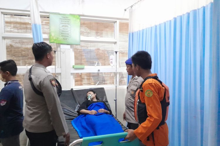 Empat warga Jember terseret ombak di pantai Payangan saat berlibur