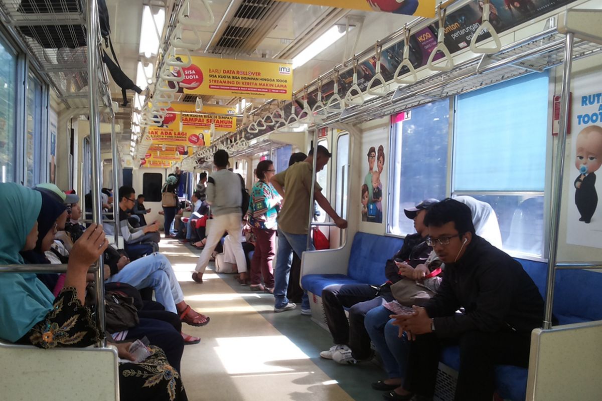 Suasana di dalam KRL commuter line relasi Bekasi-Jakarta Kota PP yang dialihkan rutenya melalui jalur Stasiun Pasar Senen, Senin (3/4/2017)