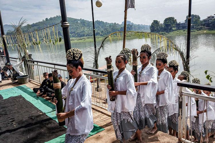 Masyarakat menggelar upacara adat di Situ Ciburuy, Rabu (1/6/2022).