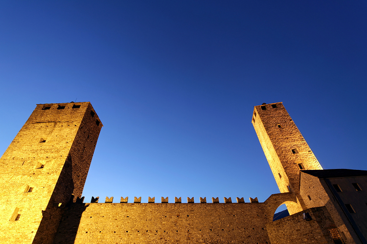 Castelgrande merupakan bangunan kuno bersejarah dari abad ke-13. Kastil ini memiliki dua menara, yaitu Torre Nera dan Torre Bianca (Dok. Switzerland Tourism)