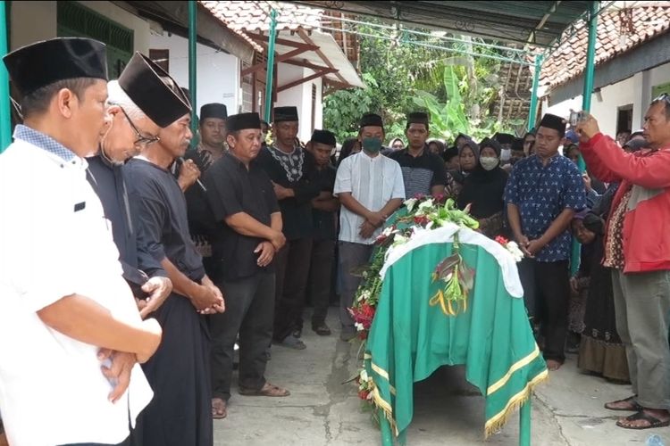 Suasana sebelum pemakaman siswa SDN 2 Pangenjurutengah Kabupaten Purworejo yang tenggelam di tempat wisata di Bantul, DI Yogyakarta, pada Rabu (21/9/2022)