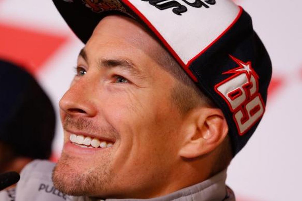 Pebalap Aspar asal Amerika Serikat, Nicky Hayden, tersenyum saat menghadiri konferensi pers jelang GP Jepang di Sirkuit Twin Ring Motegi, Kamis (8/10/2015).