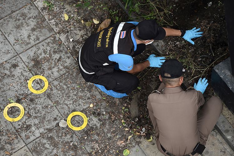 Polisi melakukan investigasi di lokasi terjadinya ledakan di Bangkok, Jumat (2/8/2019). Teror ledakan terjadi saat Bangkok menjadi tuan rumah pertemuan keamanan Asia Tenggara yang turut dihadiri diplomat top dari AS dan China, 6 bom meledak di 3 lokasi dan 4 orang dilaporkan luka-luka.