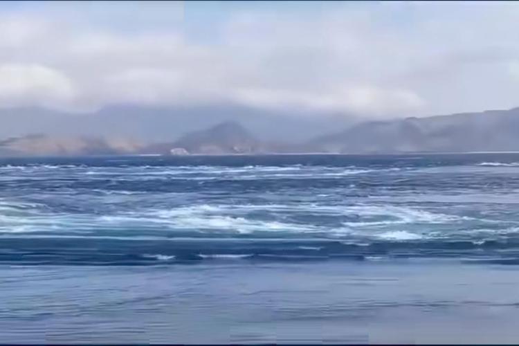 tangkapan layar video fenomena whirpool atau pusaran arus di perairan Taman Nasional Komodo, beredar di media sosial Facebook sejak Rabu (14/1/2025).