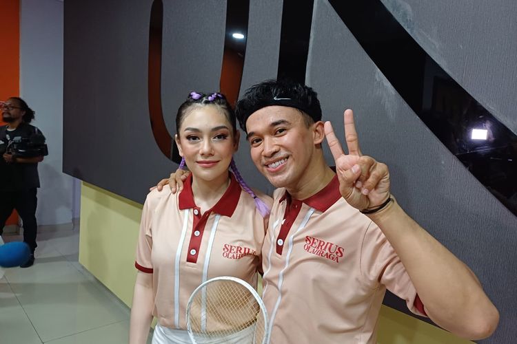 Celine Evangelista dan Anwar BAB setelah kalah di TOSI 2023 yang digelar di GOR UNJ, kawasan Rawamangun, Jakarta Timur, baru-baru ini. 