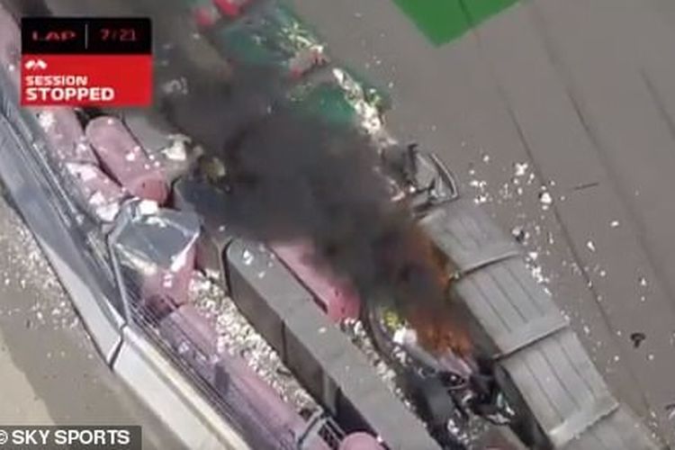 Mobil Luca Ghiotto (Hitech Grand Prix) terbakar setelah mengalami kecelakaan di GP Rusia, Sirkuit Sochi, pada Minggu (27/9/2020).