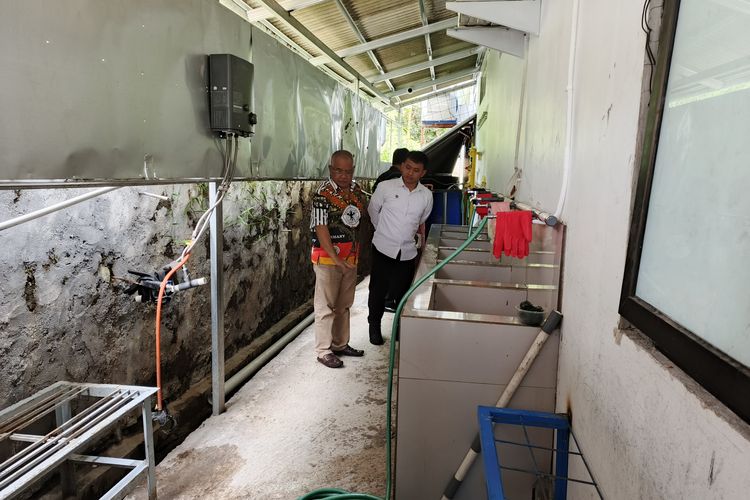 Dikepung Gudang Rongsok dan Kandang Ayam serta Buang Limbah ke Sungai, Dewan Pendidikan Minta SPPG Samban Ditutup