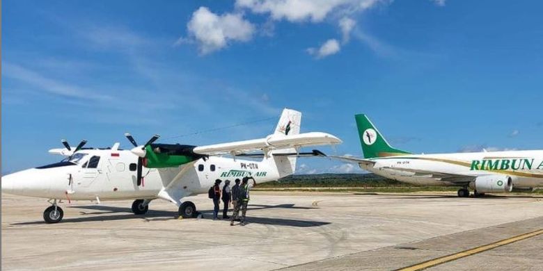 pesawat Rimbun Air PK-OTW (sebelah kiri foto berbaling-baling)