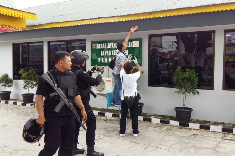 Tim Identifikasi Polresta Pekanbaru melakukan olah TKP penembakan Lapas Kelas IIA Pekanbaru, Riau, Minggu (8/7/2018). 