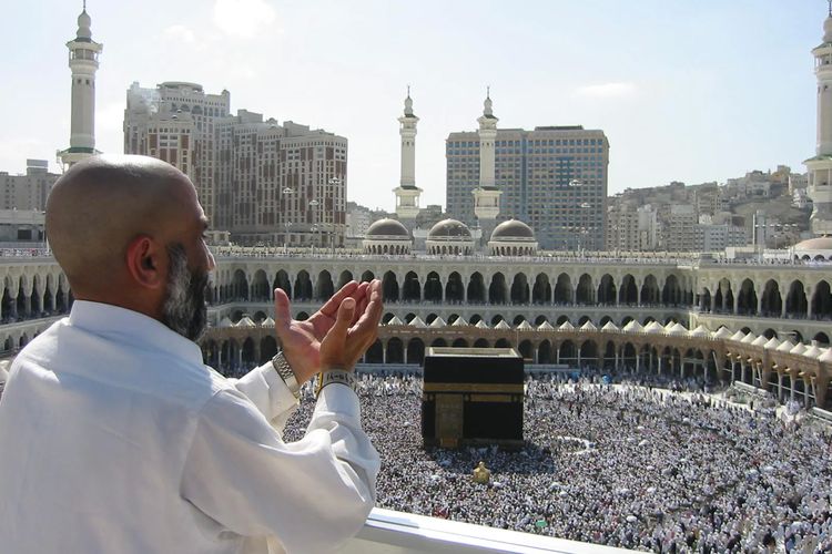 Seorang jemaah sedang beribadah di depan Kakbah di Mekkah, Arab Saudi.