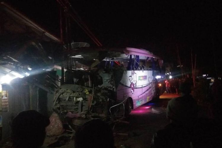 Bus peziarah mengalami kecelakaan di Tanjakan Balas, Kecamatan Panumbangan, Kabupaten Ciamis, Jawa Barat, Sabtu (21/5/2022) malam. akibat peristiwa ini, 4 korban meninggal dunia dan puluhan lainnya luka-luka.