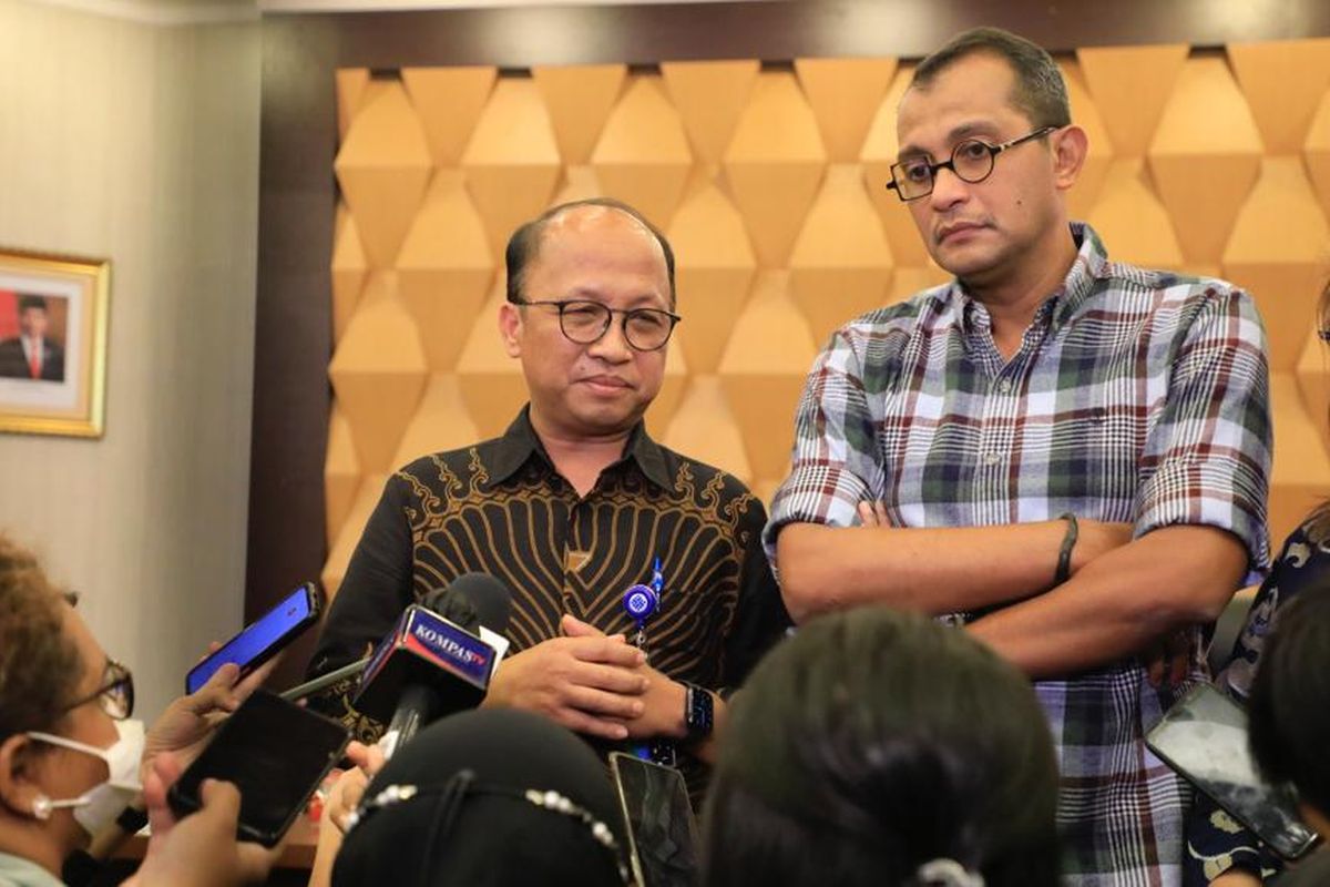 Sekretaris Jenderal Kementerian Ketenagakerjaan Anwar Sanusi dan Wamenkumham Edward Omar Sharif memberikan keterangan pers terkait RUU PPRT, di Kantor Kemenaker, Jakarta, Jumat (30/9/2022).