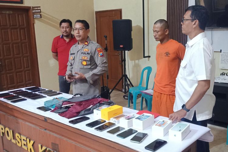 Kepolisian Sektor Kediri Kota, Jawa Timur, menangkap pencopet di sebuah konser musik pada 1 Juni 2024. Dari pelaku diamankan 24 ponsel hasil kejahatannya.