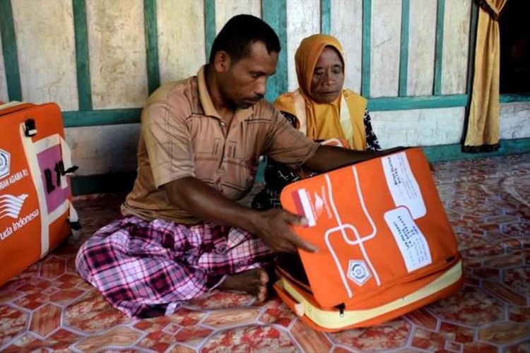 Nenek Wa Musaani bersama putranya, La Azami, membuka koper haji usai diterimanya dari Kementrian Agama Buton Selatan.  Walaupun pekerjaannya sebagai dukun beranak, tak menyurutkan niat seorang nenek berumur 80 tahun  untuk berangkat haji bersama jamaah calon haji lainnya.