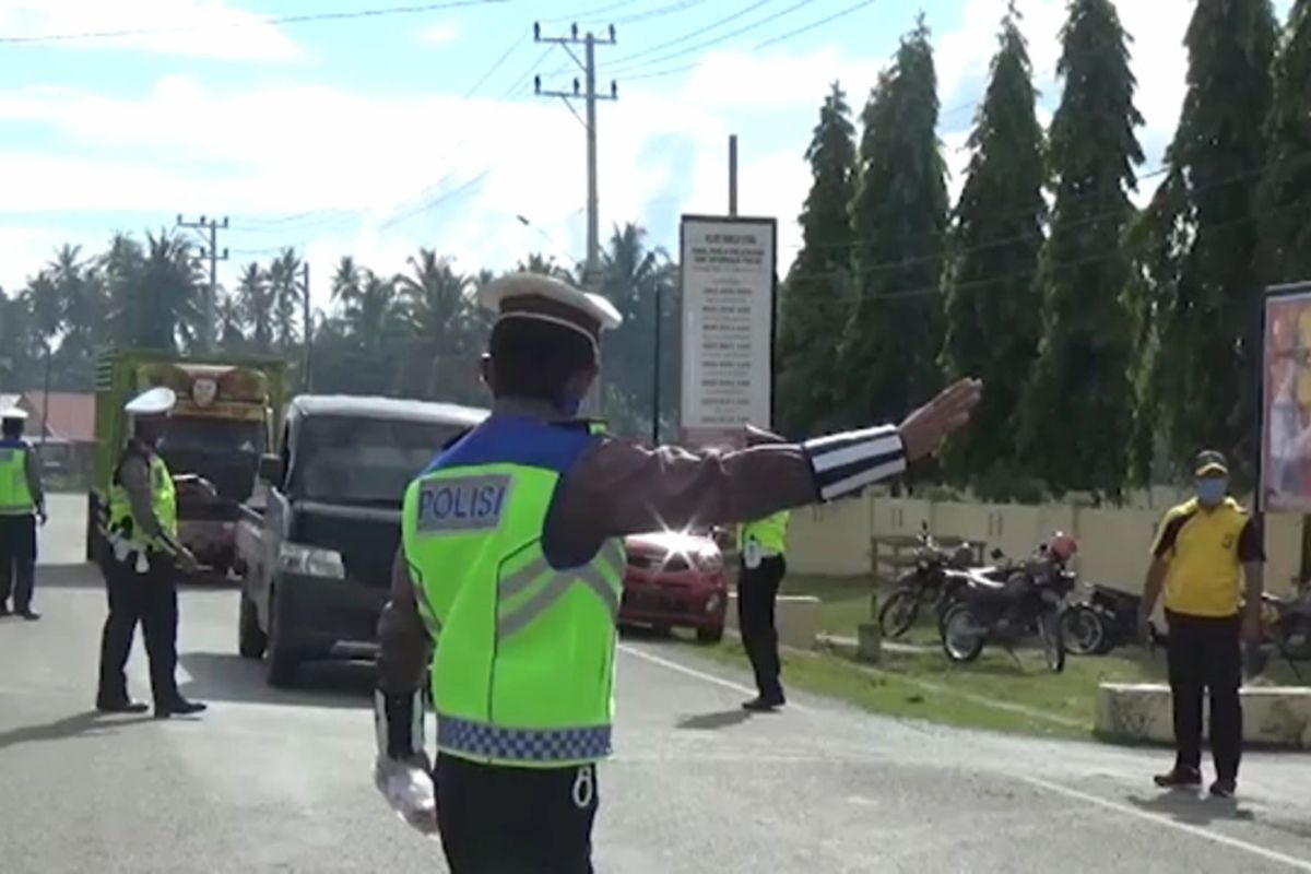 Kaget Dikira Kena Tilang, Warga dan Pengendara Senang dapat Bantuan Masker Gratis dari Polisi