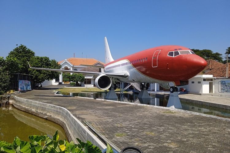 Caption: Kapal terbang menyerupai pesawat kepresidenan RI yang dipajang di halaman depan rumah H Yusuf, Desa Pelem, Kecamatan Kertosono, Kabupaten Nganjuk, Jawa Timur